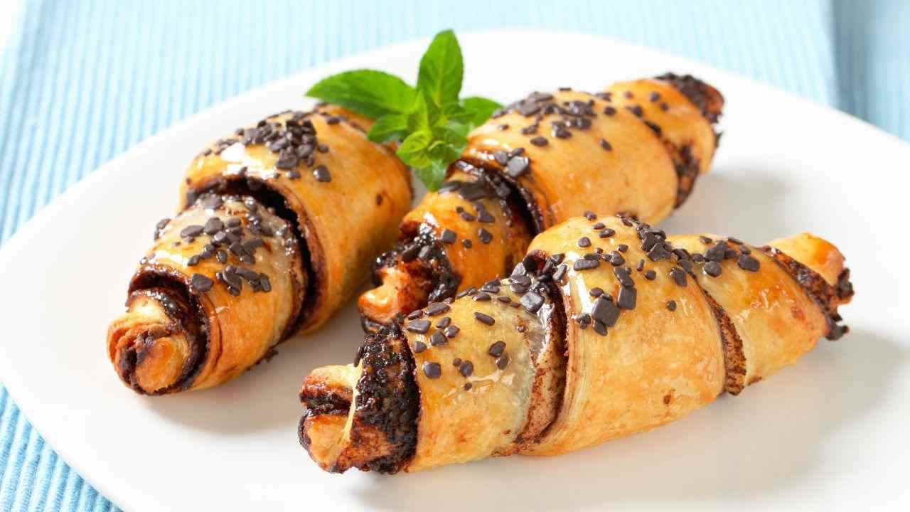Cornetti di sfoglia al kinder 22082025 ricettasprint.it