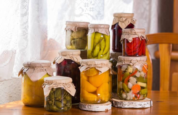 Dei barattoli di conserve