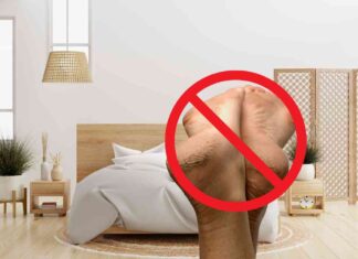 Due piedi con talloni screpolati ed una camera da lotto come sfondo