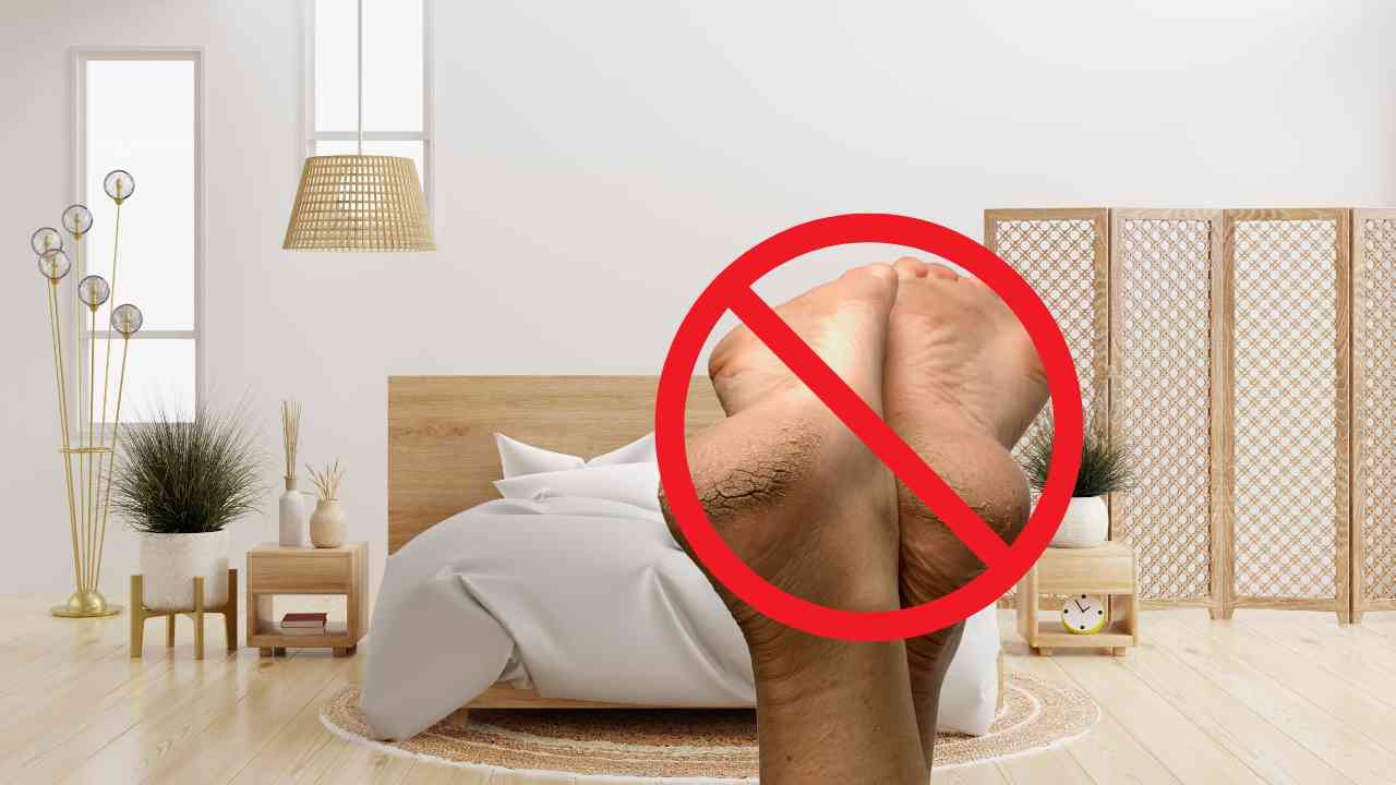Due piedi con talloni screpolati ed una camera da lotto come sfondo