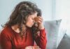 Una donna con il mal di testa