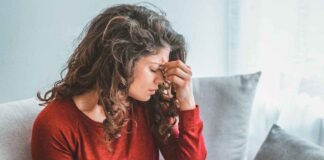 Una donna con il mal di testa