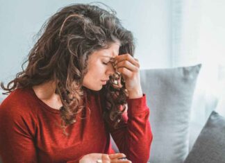 Una donna con il mal di testa