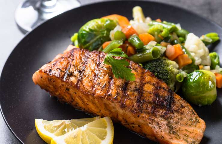 Un piatto di pesce e verdure grigliate