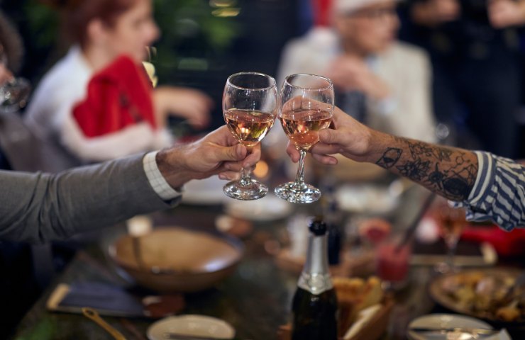 Un brindisi insieme a cena