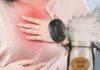 Una donna che soffre di acidità di stomaco e del bicarbonato