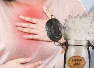 Una donna che soffre di acidità di stomaco e del bicarbonato