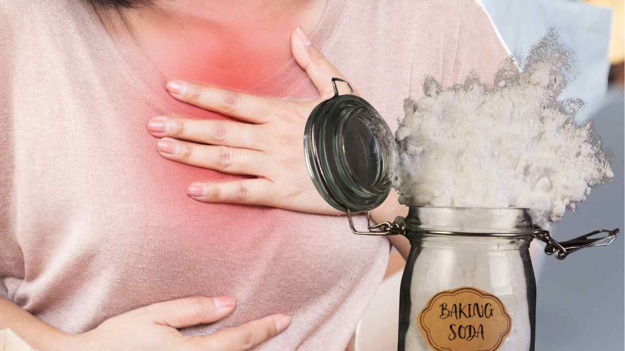 Una donna che soffre di acidità di stomaco e del bicarbonato