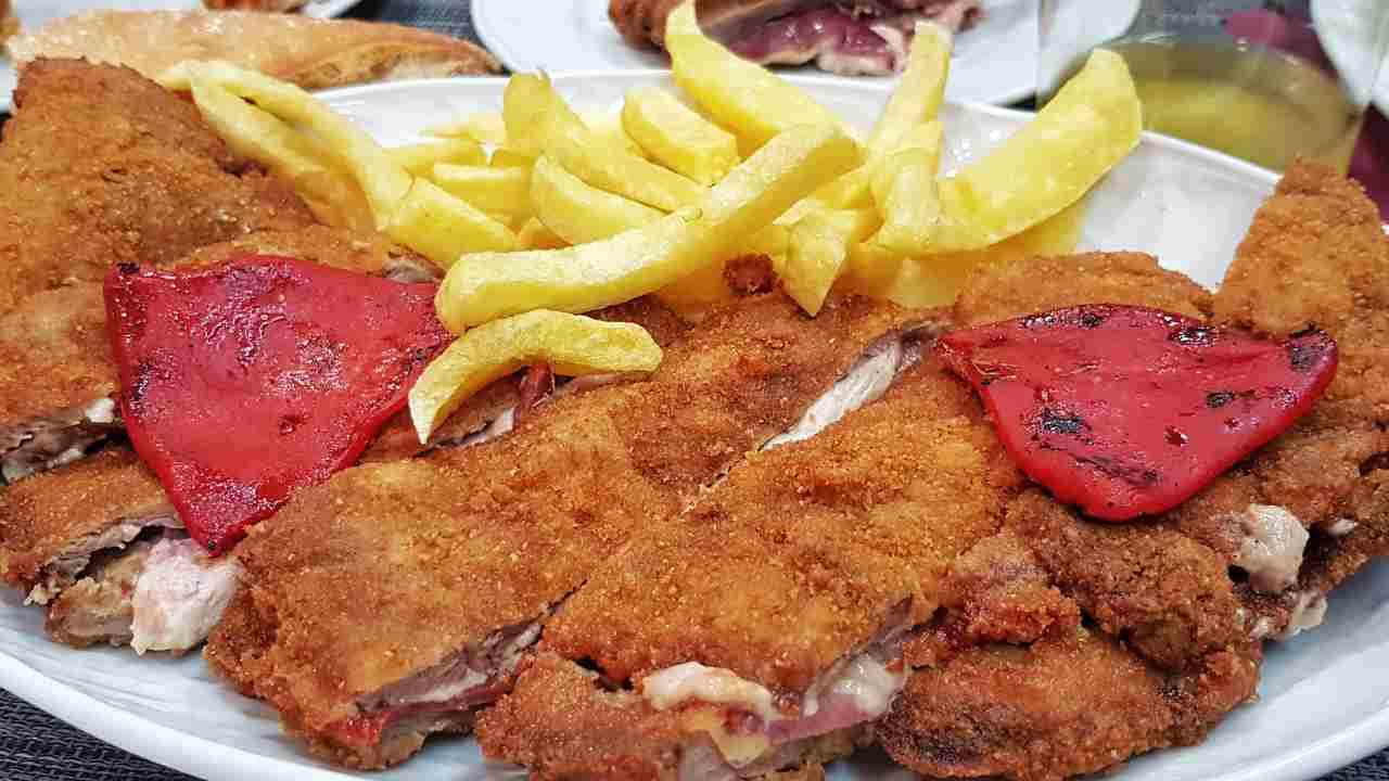 Cotolette di pollo ripiene di prosciutto cotto e provola - Ricettasprint.it