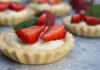 Crostatine senza forno con mousse al cioccolato bianco e fragole