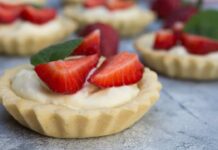 Sono crostatine ma non vanno in forno: mousse al cioccolato bianco e fragole per farcirle e ho il dopocena fresco perfetto Crostatine senza forno con mousse al cioccolato bianco e fragole