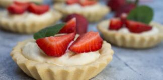 Crostatine senza forno con mousse al cioccolato bianco e fragole