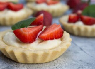 Crostatine senza forno con mousse al cioccolato bianco e fragole
