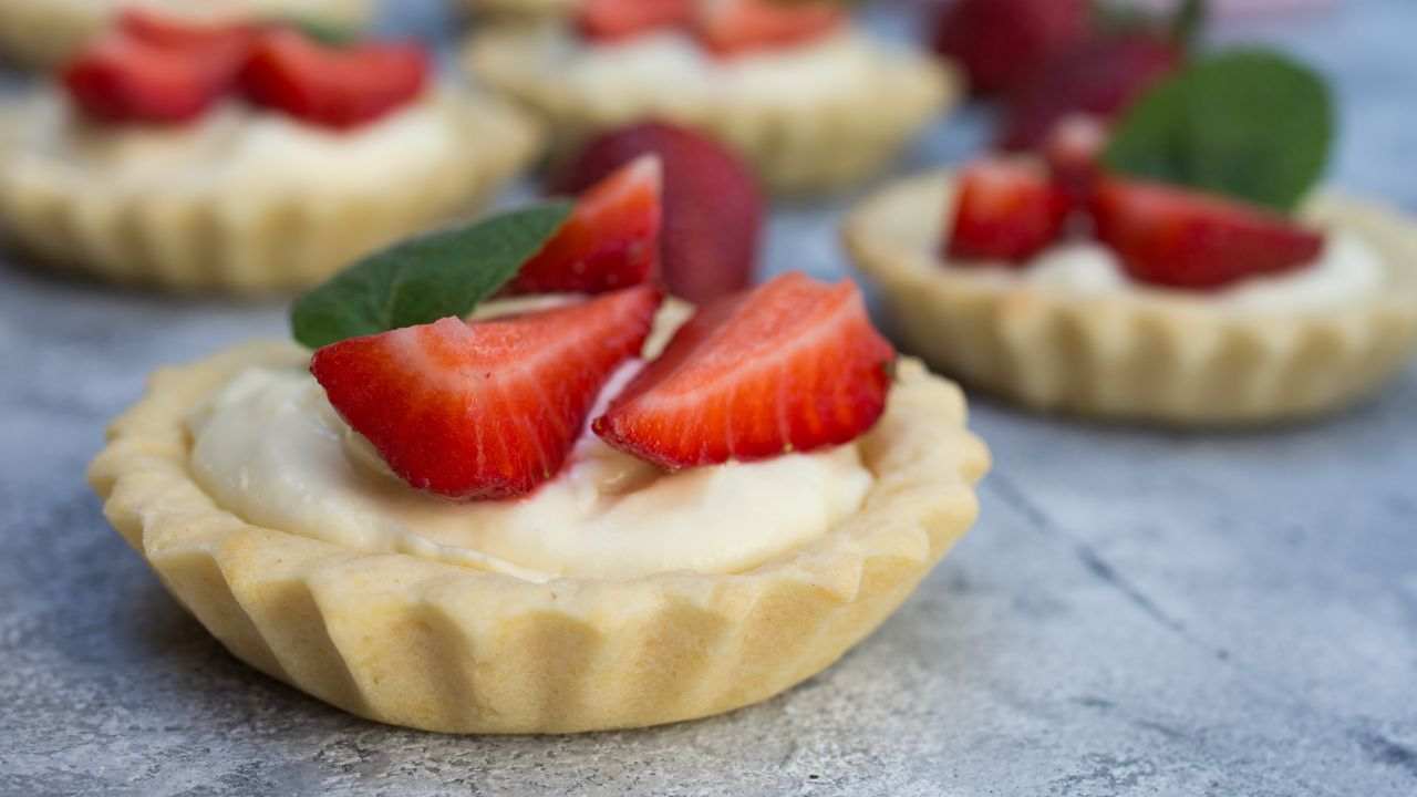 Crostatine senza forno con mousse al cioccolato bianco e fragole