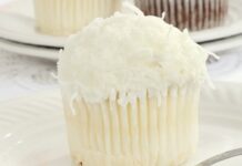 Con la crema pasticcera e della granella al cocco ho fatto un un dolcetto strepitoso, se lo sono portato tutti a casa Cupcake al cocco con crema pasticcera