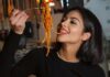 Una donna che mangia pasta