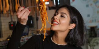 Una donna che mangia pasta
