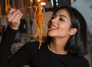 Una donna che mangia pasta