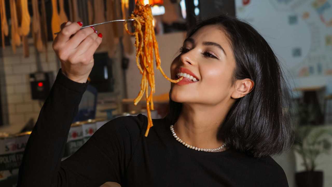 Una donna che mangia pasta
