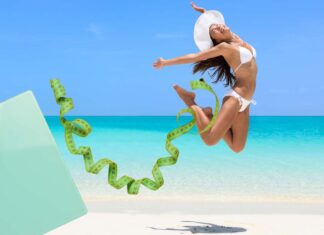 Una donna che salta in spiaggia ed un metro ed una bilancia