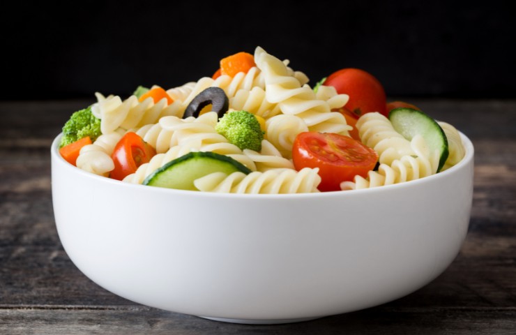 Una porzione di pasta fredda