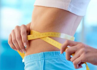 Una donna che misura il proprio girovita