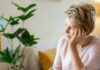 Una donna con la menopausa