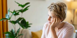 Una donna con la menopausa