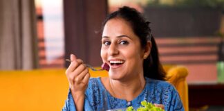 Una donna che mastica regolarmente il cibo