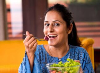 Una donna che mastica regolarmente il cibo