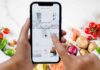 Uno smartphone e degli alimenti sullo sfondo