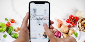 Uno smartphone e degli alimenti sullo sfondo