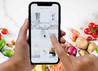 Uno smartphone e degli alimenti sullo sfondo