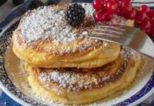 Non li chiamo più pancake, normali non sono: impasto fluffy con ricotta e limone per una colazione mai così sorprendente Fluffy pancake ricotta e limone