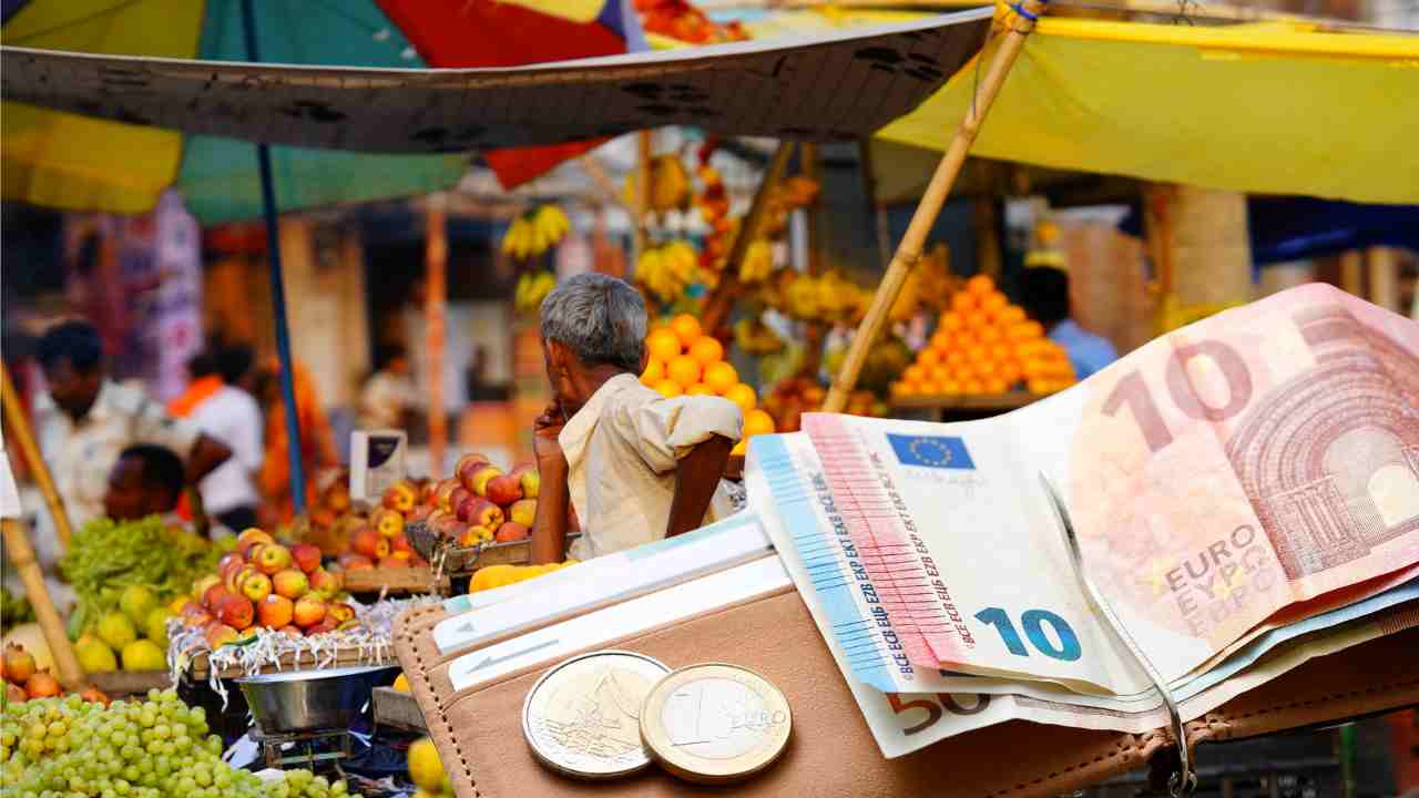 Fruttivendolo e soldi in euro