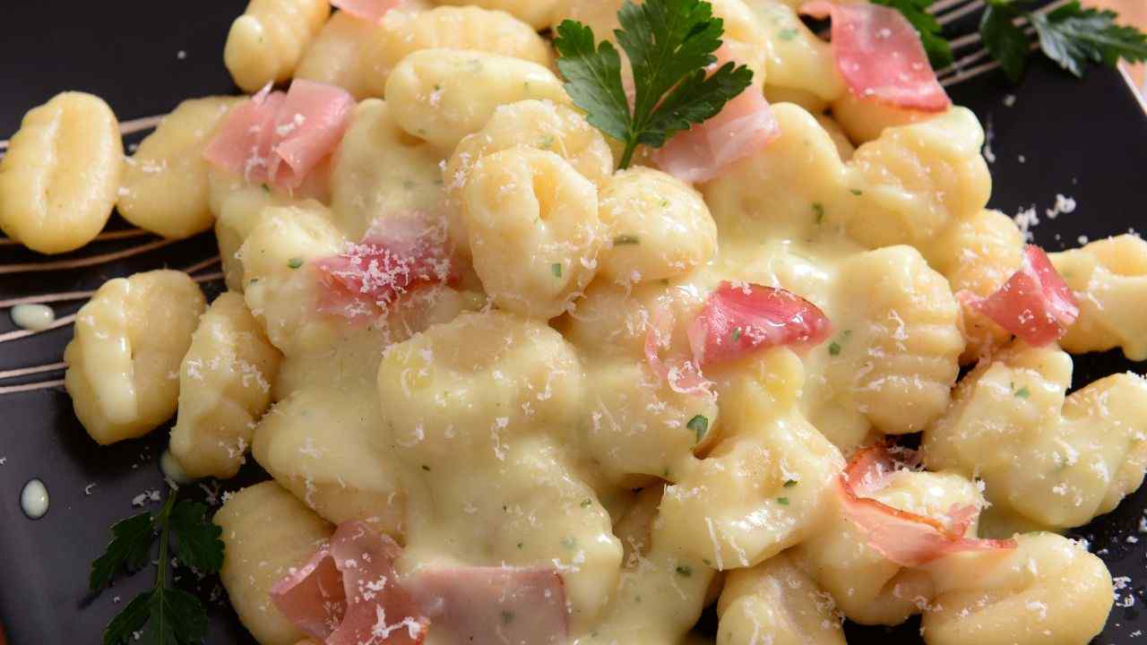 Gnocchi con crema di formaggio e prosciutto 08092025 ricettasprint.it