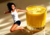 Un bhicchiere di golden milk ed una donna che salta
