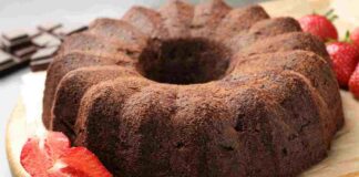 Il ciambellone variegato al cacao è il classico dolce della colazione, quello che si prepara la sera per trovarlo pronto la mattina dopo. ricettasprint.it
