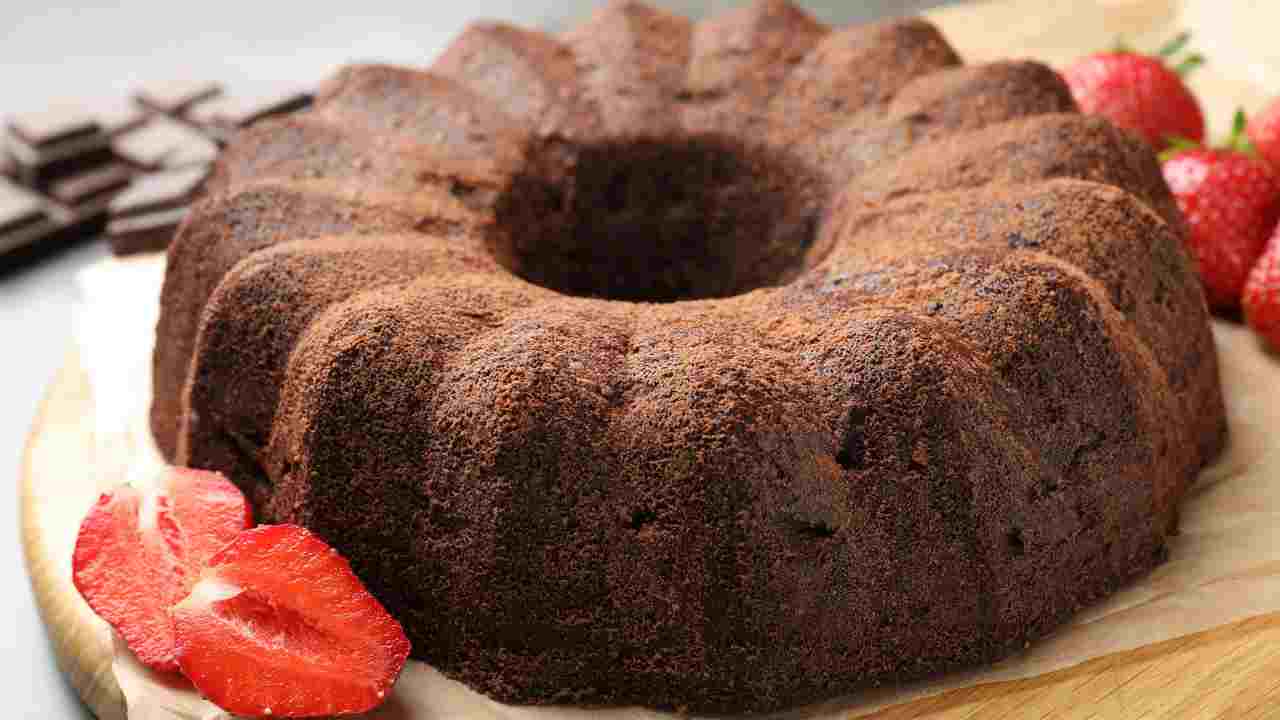 Il ciambellone variegato al cacao è il classico dolce della colazione, quello che si prepara la sera per trovarlo pronto la mattina dopo. ricettasprint.it