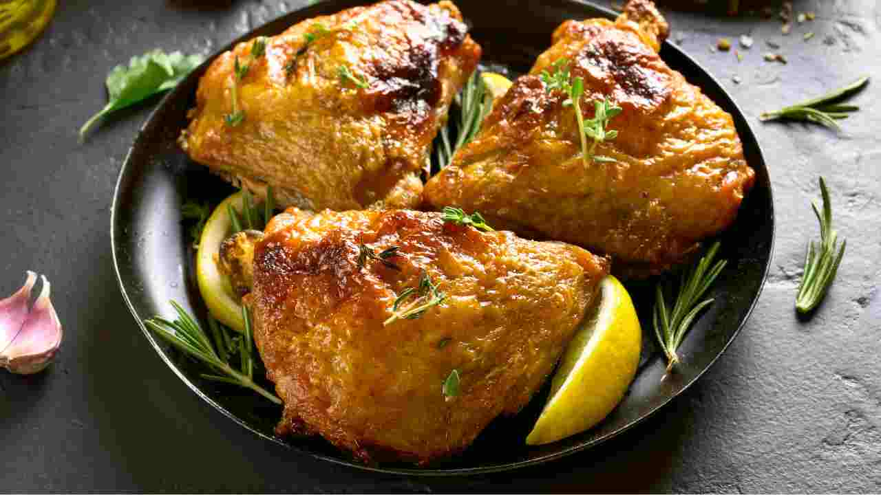 Il pollo che bontà, mia nonna lo infornava così e la casa si inondava di un profumo da acquolina. Croccante e agrumato, wow. ricettasprint.it.