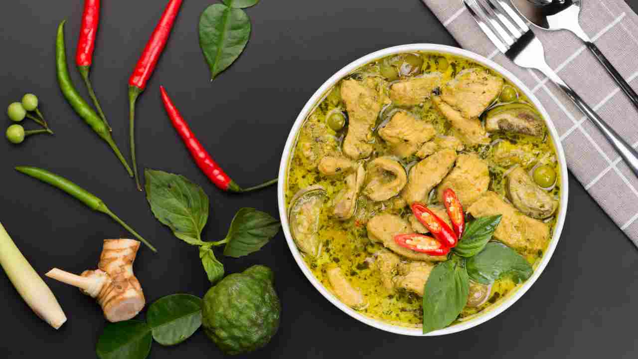 Il pollo che fa la differenza, lo facciamo al curry ma verde. La dolcezza del miele poi, spacca tutto