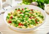 Il risotto cremoso con piselli e prosciutto cotto. E una ricetta che sembra uscita da un vecchio quaderno di cucina casalinga. ricettasprint.it