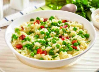 Il risotto cremoso con piselli e prosciutto cotto. E una ricetta che sembra uscita da un vecchio quaderno di cucina casalinga. ricettasprint.it