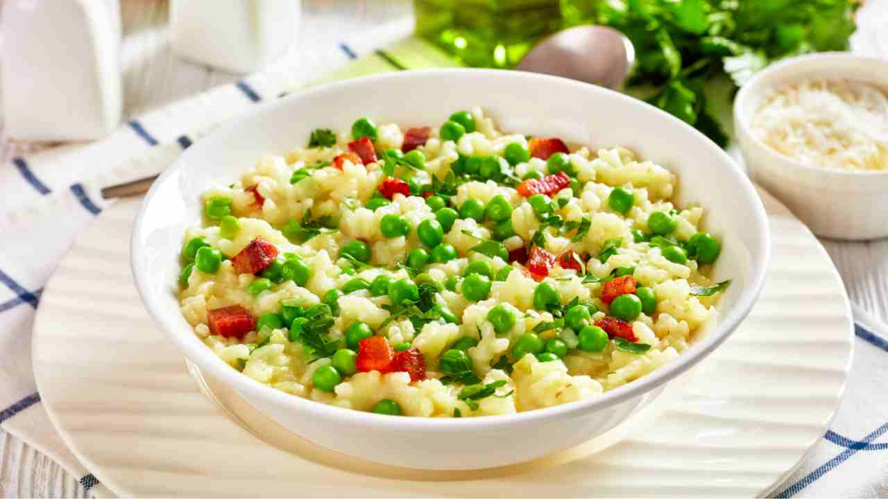 Il risotto cremoso con piselli e prosciutto cotto. E una ricetta che sembra uscita da un vecchio quaderno di cucina casalinga. ricettasprint.it