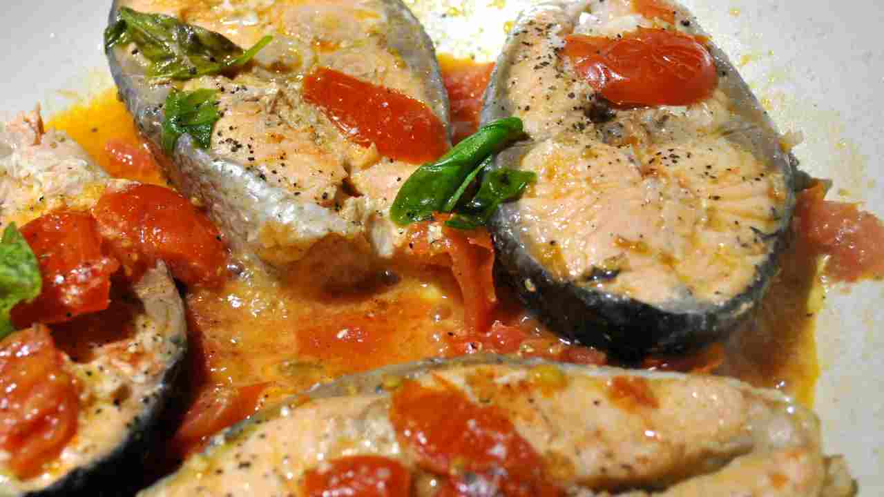 Immagina di essere ancora in vacanza, con questo piatto certo che puoi. Un salmone così quando lo mangi. ricettasprint.it