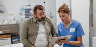 Un uomo sovrappeso durante una visita medica