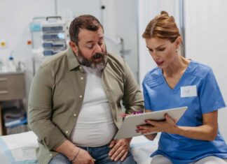Un uomo sovrappeso durante una visita medica