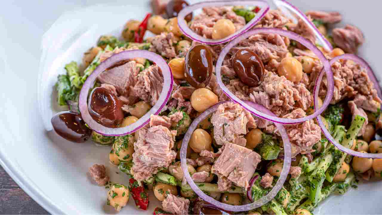 Insalata di ceci con avocado - Ricettasprint.it