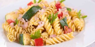 Insalata di pasta con zucchine pomodori e tonno - Ricettasprint.it