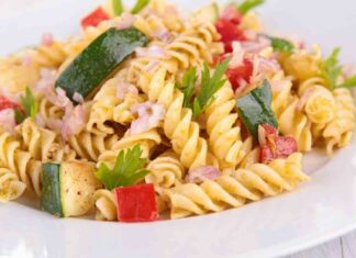 Insalata di pasta con zucchine pomodori e tonno - Ricettasprint.it